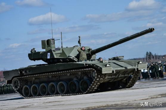 俄军真的穷了?当年计划5年装备2300辆T14,结果一年才采购12辆