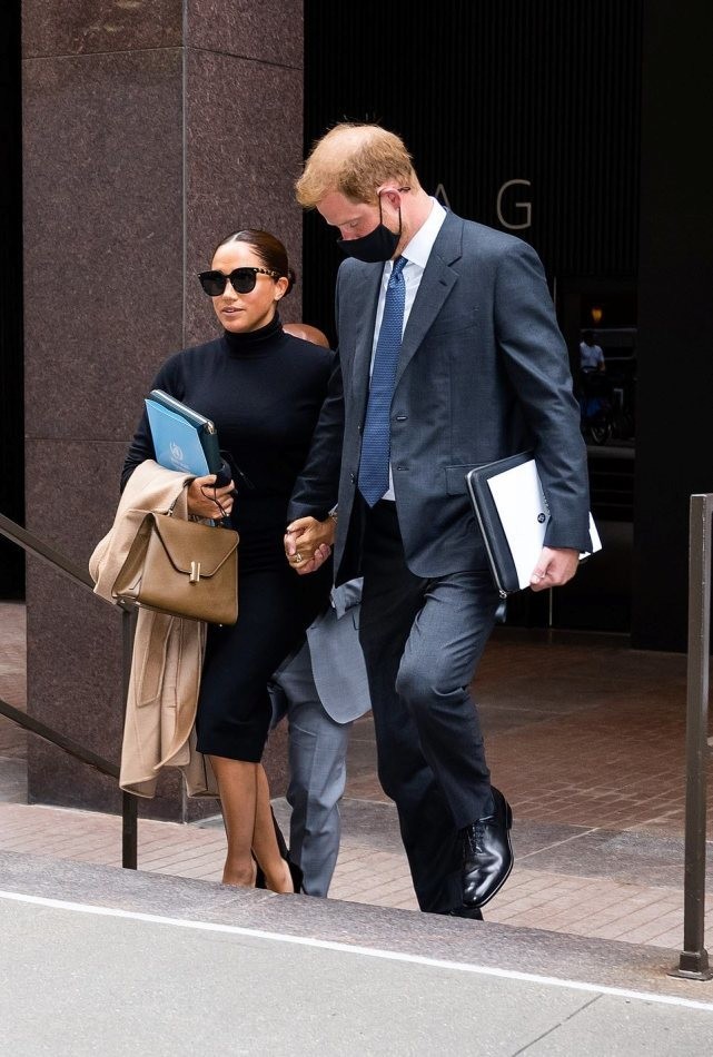 梅根出席王室活动不自信,梅根退出王室后首次见到女王