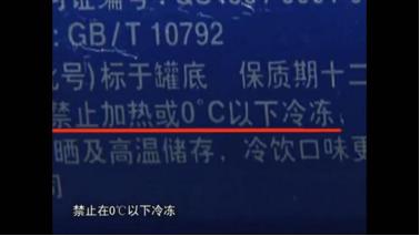 男孩喝碳酸饮料瓶爆炸,一小孩被喷泉水柱冲起