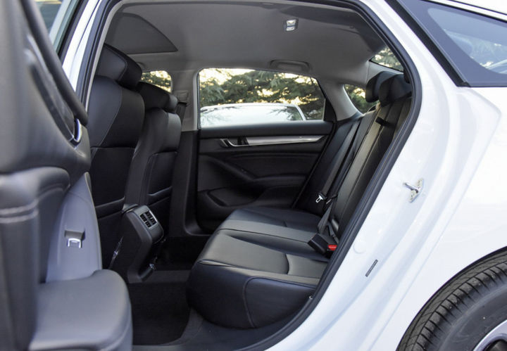 曾经的b级合资轿车之光帕萨特,曾经的b+级热门车君越