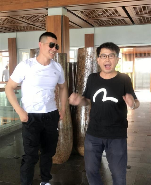 演员黄一飞罕见露面,黄一飞金像奖现场