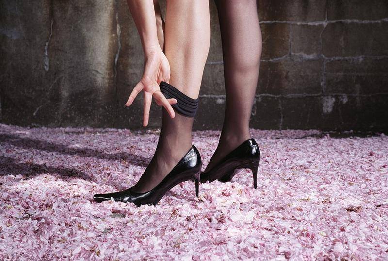 一边卖钻戒一边卖*火军**，这世界名企为何“不务正业”？看完你就懂