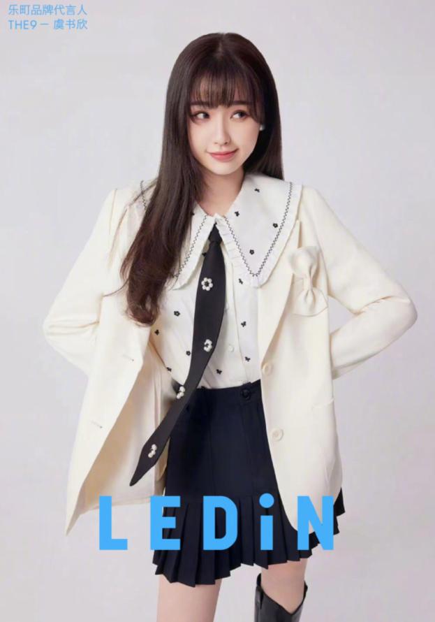 虞书欣成乐町品牌代言人,青春活力可爱满分,黑色小西装超有范儿