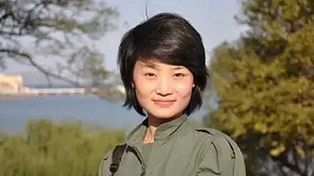 金孔雀余旭的最后一程:36万群众手捧菊花送别,墓前4架飞机模型