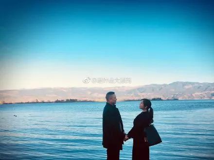 父母秀恩爱对子女的好处,父母特别秀恩爱的方式