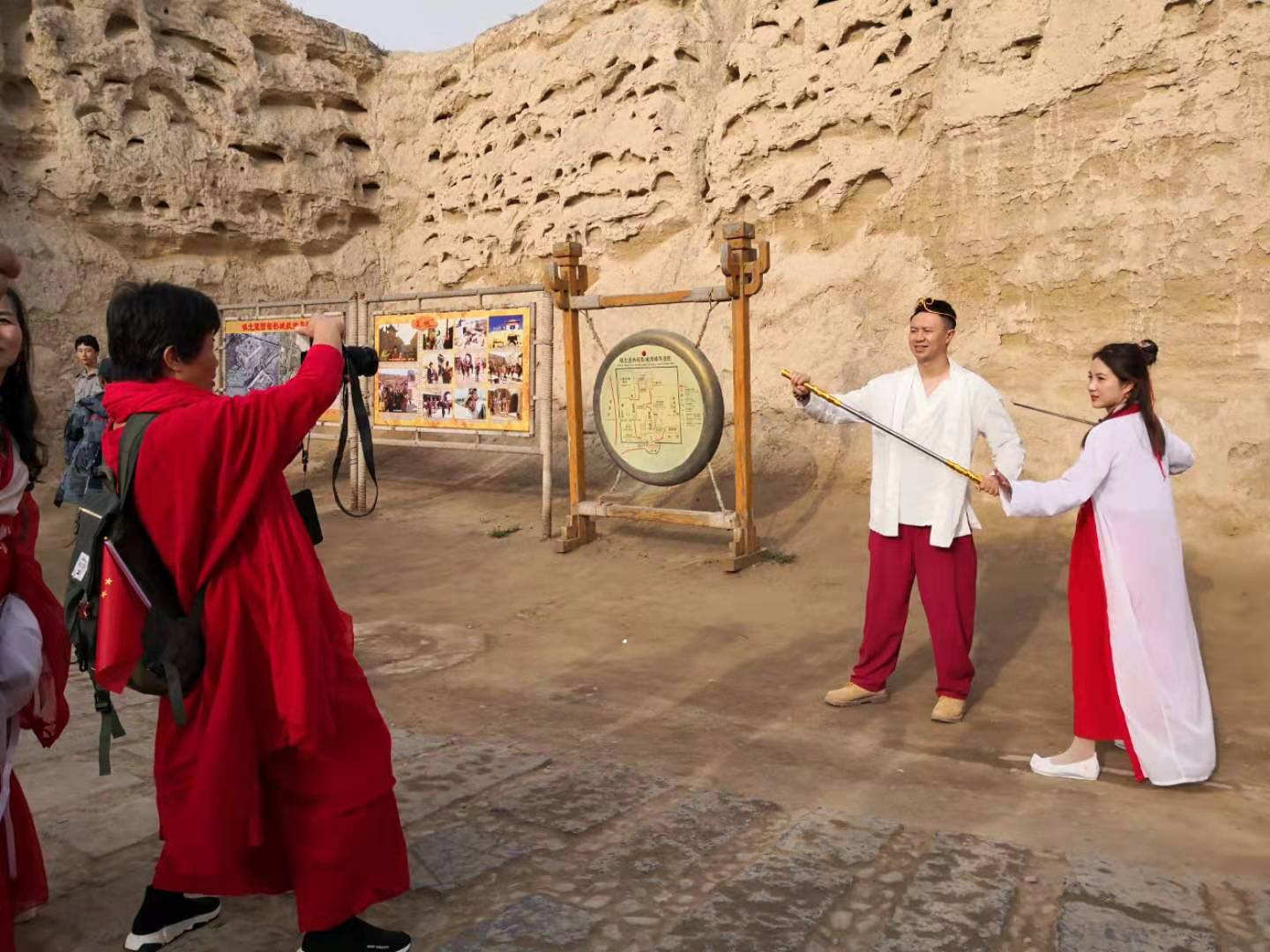 荒凉的古堡里藏着一个女人,荒凉的古堡中有人反弹着琵琶