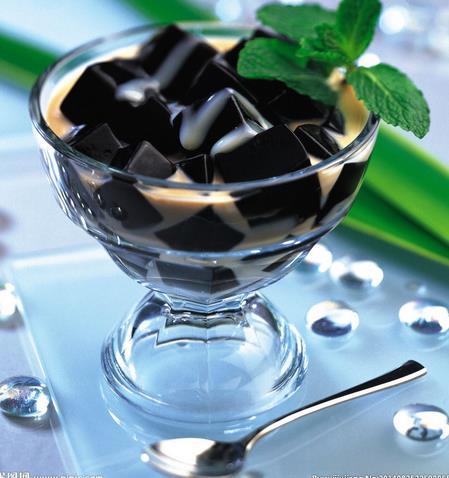 龟苓膏和烧仙草都能清热解毒,清热祛湿龟苓膏