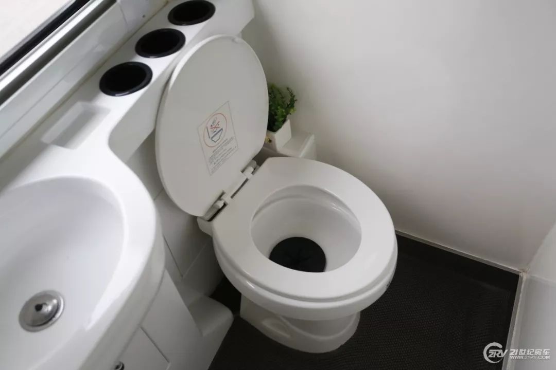 房车大全20-30万的小型c型房车,飞翔房车入门级b型房车价格