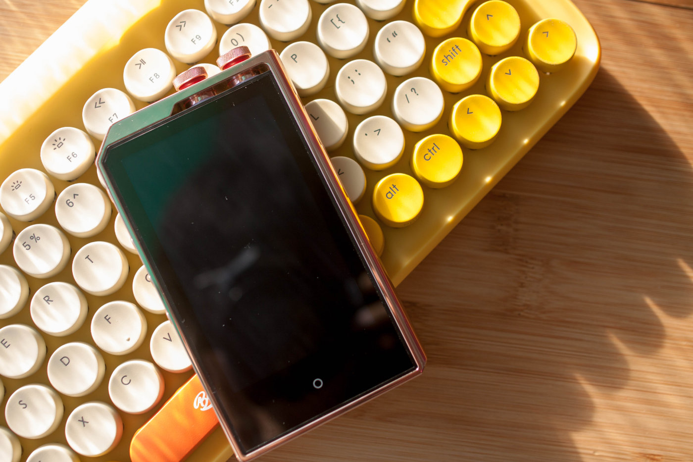 指标爆表的新旗舰声音强悍无敌COWON爱欧迪PL*放播**器