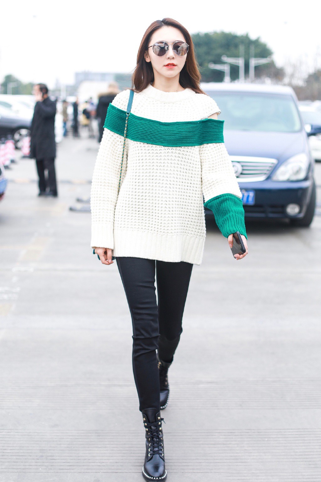 剧中她嫁老板杨幂的未婚夫,穿机车服配紧身裤,大长腿不输杨幂