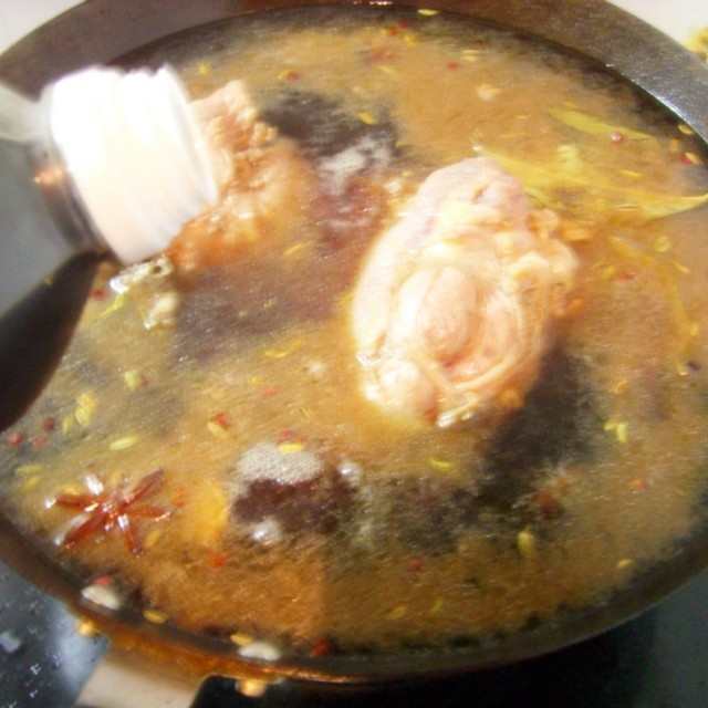 自制肘子上色,自制无骨酱肘子