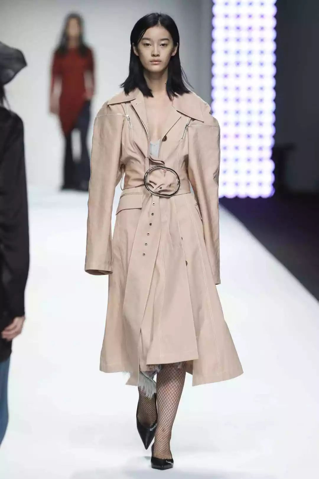 短风衣怎么穿出高级感,超长风衣穿搭技巧