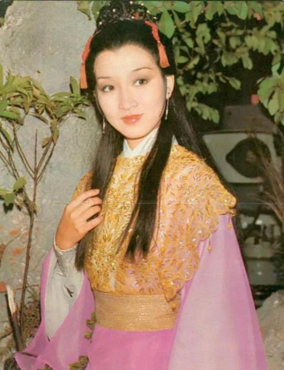 黄杏秀：曾是TVB第一侠女，下嫁陈百祥后，过得怎么样？