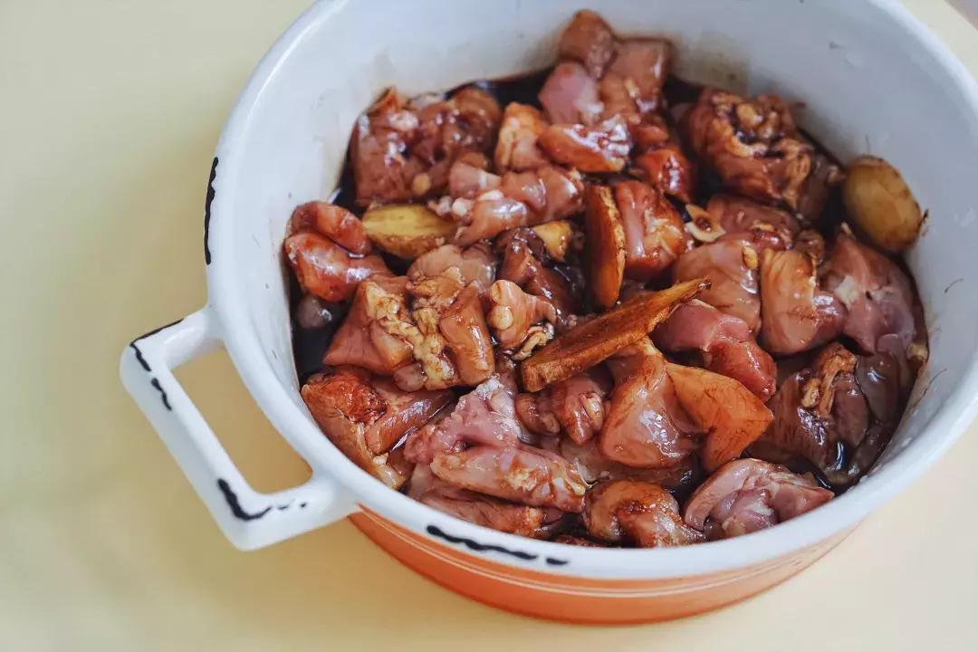 香菇板栗焖鸡学会后天天吃都不腻,简单易学的香菇鸡焖饭分享给大家