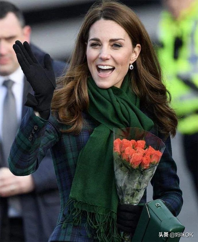 几种很火的围巾的新系法,比较短的围巾系大法