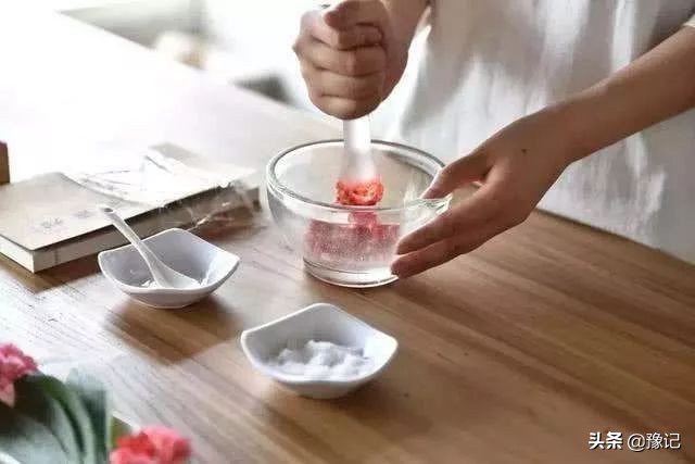 指甲前端里有红血丝痕迹怎么回事,指甲边缘出现红血丝还很疼怎么办