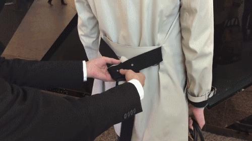 怎么绑风衣后腰带,男士风衣后面腰带怎么系