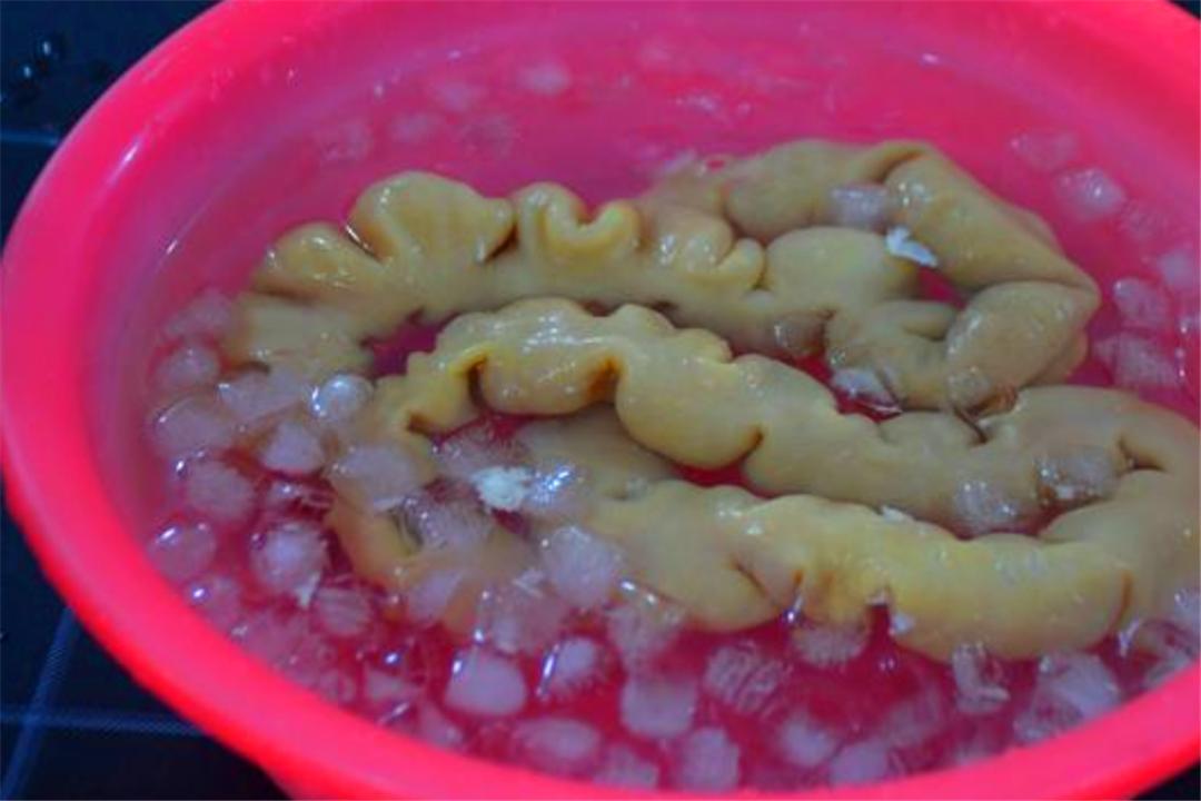 猪大肠炒出来怎么是苦的,猪大肠炒起来硬