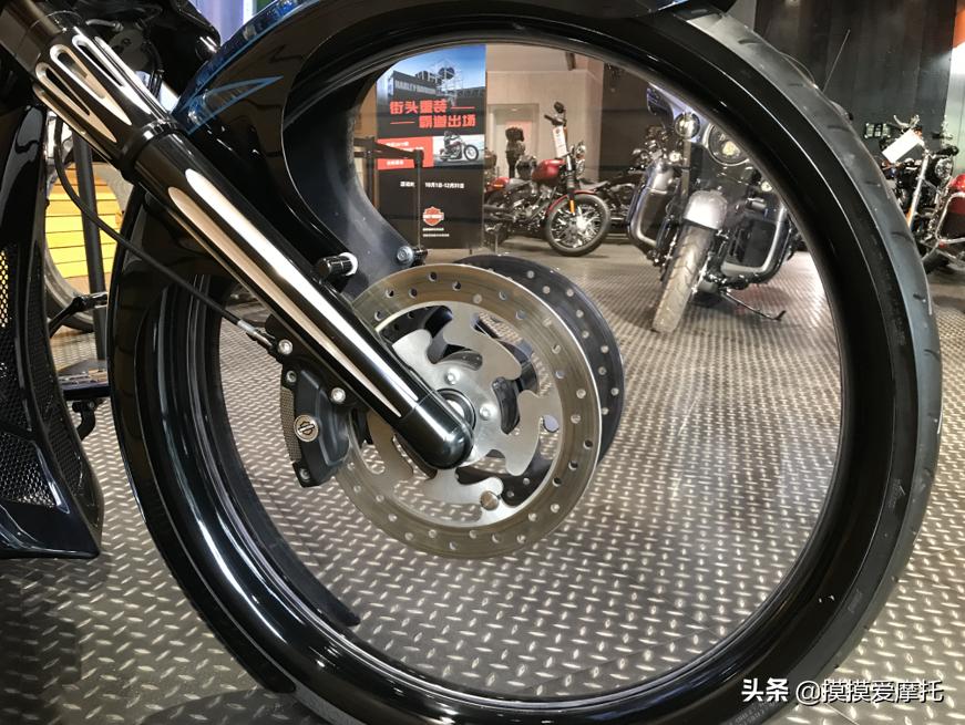 哈雷2020款顶级豪华版,2018款哈雷继承者霸气十足
