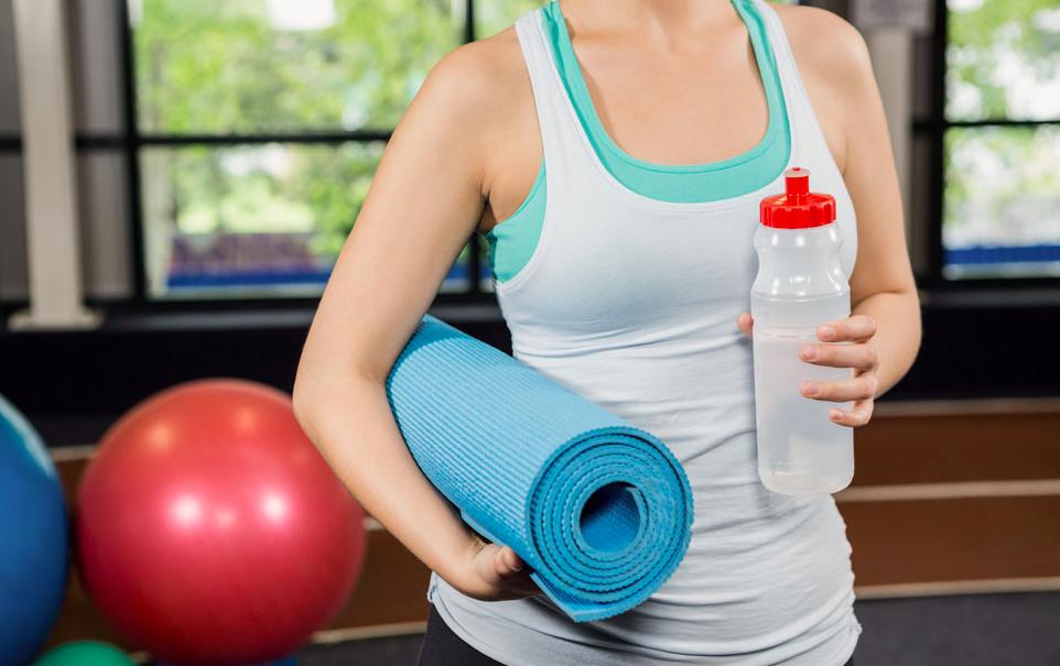 健身可以直接躺地上不用瑜伽垫,没有瑜伽垫可以躺床上吗