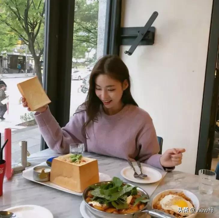 刘雯同款羊毛衫穿搭,初恋风的毛衣