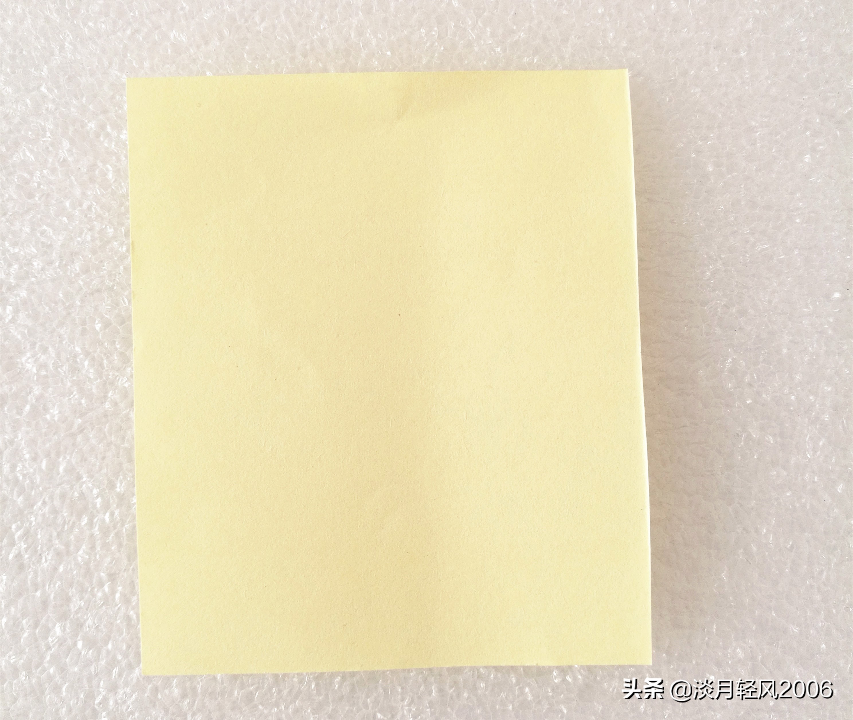 用彩纸制作出一只可爱的小鱼,橡皮泥做的小鱼放彩纸上怎么做