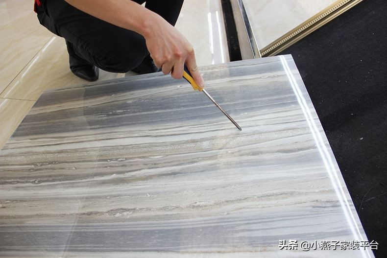 地砖划痕如何去修复,地砖划痕严重换新地砖怎么换