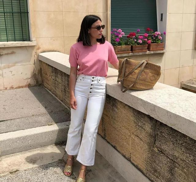 微胖女人穿T恤时,要记住“4不要”,不然显胖还显矮,很没气质