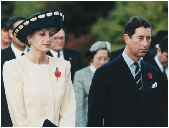 戴安娜穿裙子的视频,戴安娜王妃捡拐杖