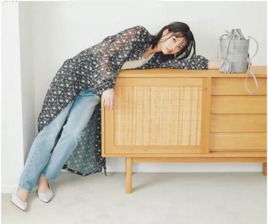 一条花裙怎么开启浪漫春天,用一条花裙子开启浪漫春天