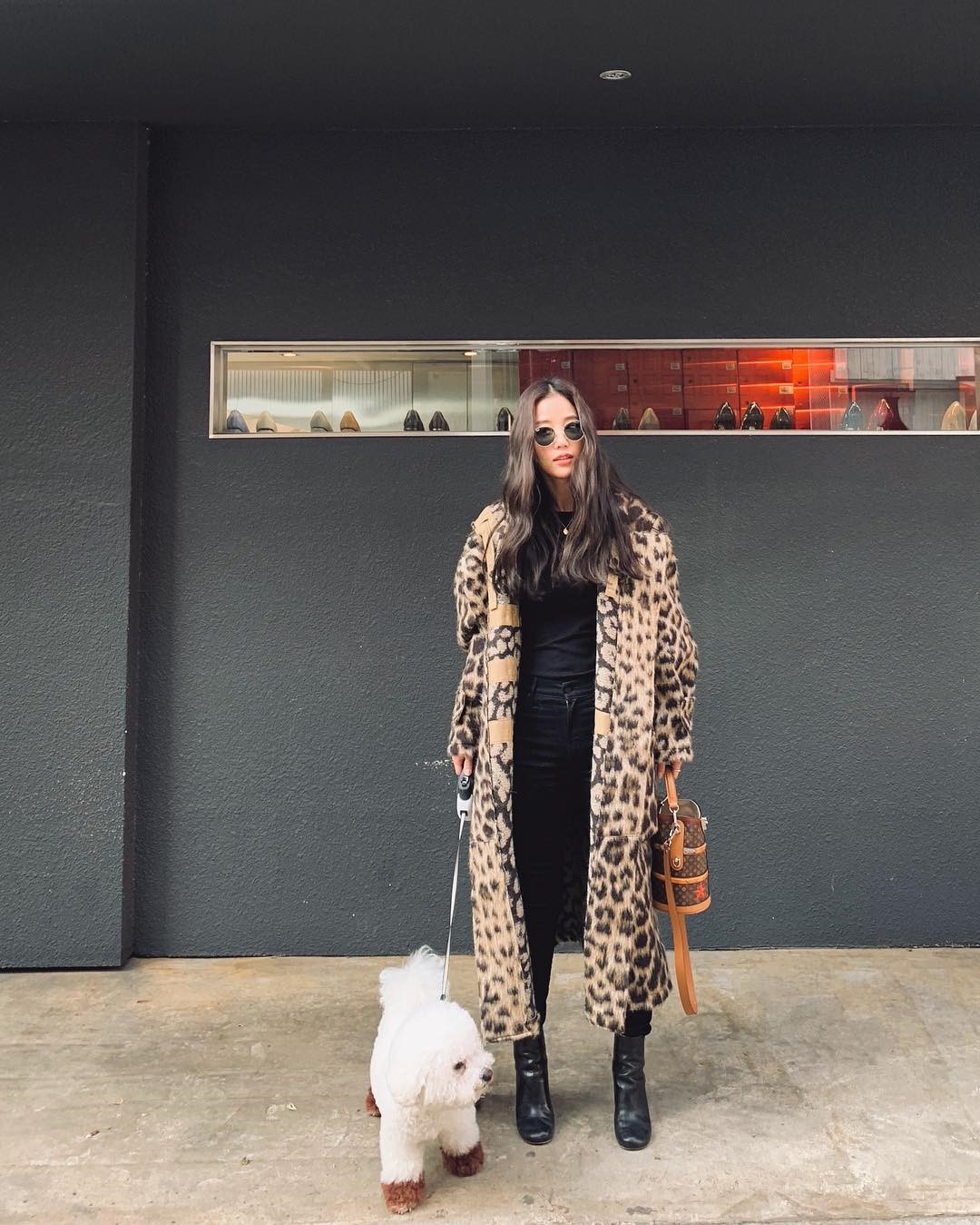 韩国小姐姐日常穿搭太有个性了！镂空长裙+黑夹克背心展现野性美