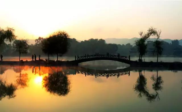 中国园林的诗情画意之美,虽由人作宛自天开的造园理念