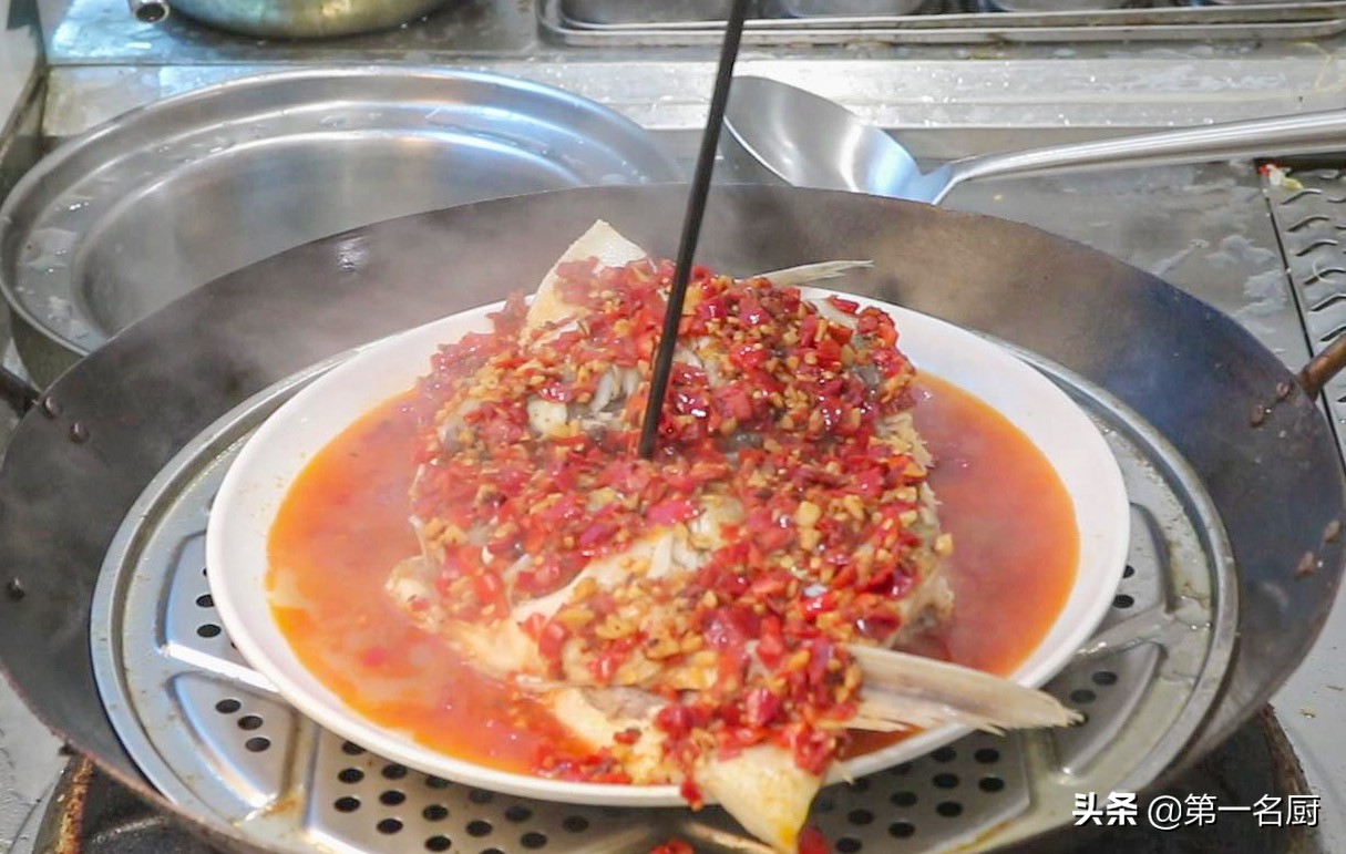 剁椒鱼头简单家常做法教程,剁椒鱼头做法湘菜大师
