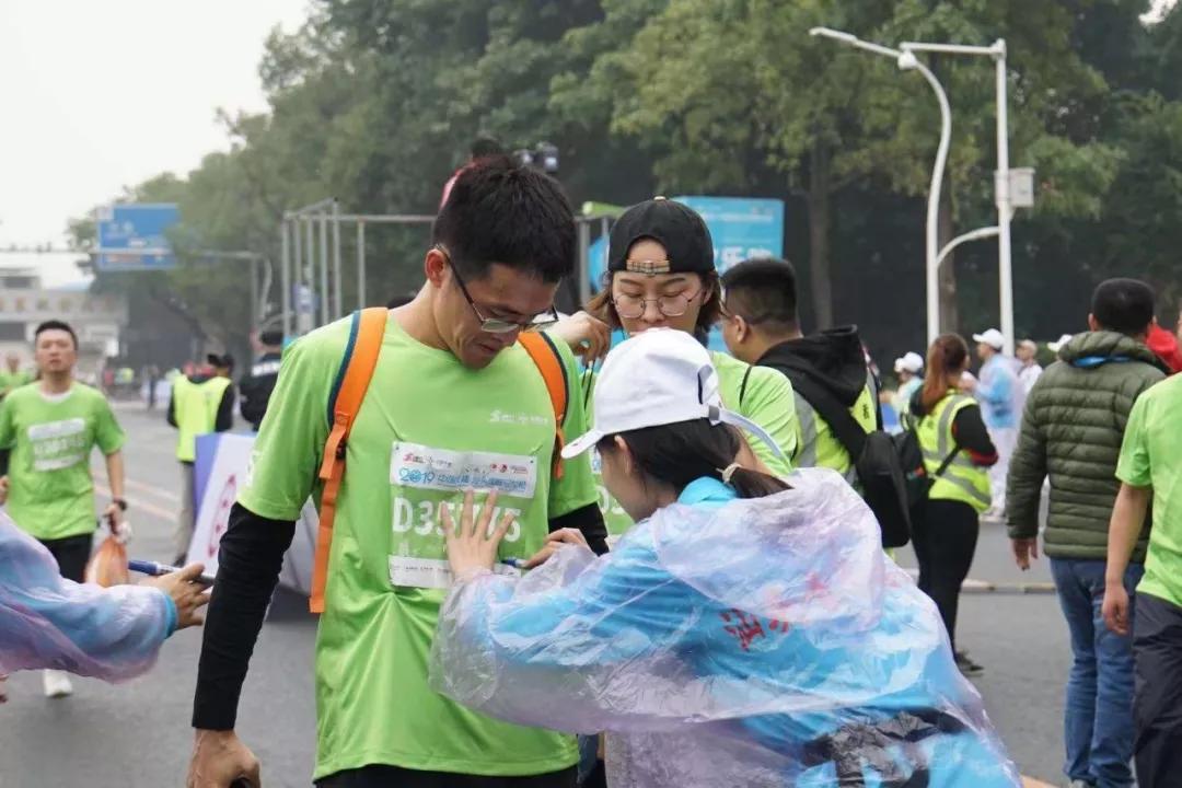 在街头当志愿者,凌晨四点出门当志愿者