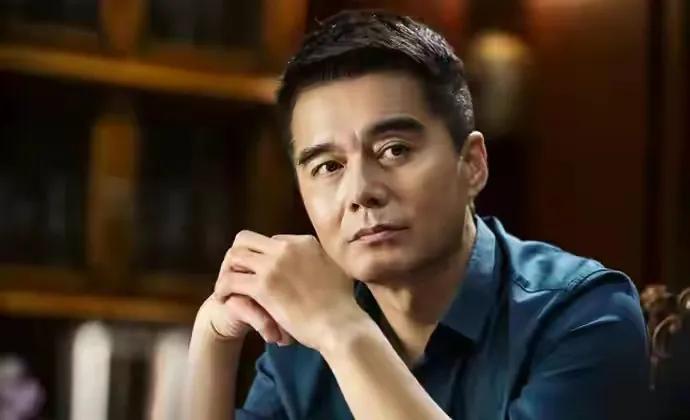 老了和年轻时不一样的男明星,早过了30岁却满满少年感的男明星