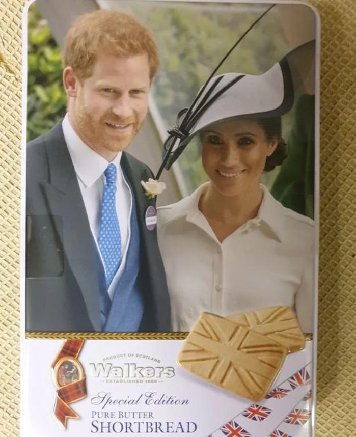 哈里梅根被女王羞辱?4英镑贱卖印着他们头像的饼干,还是没人买