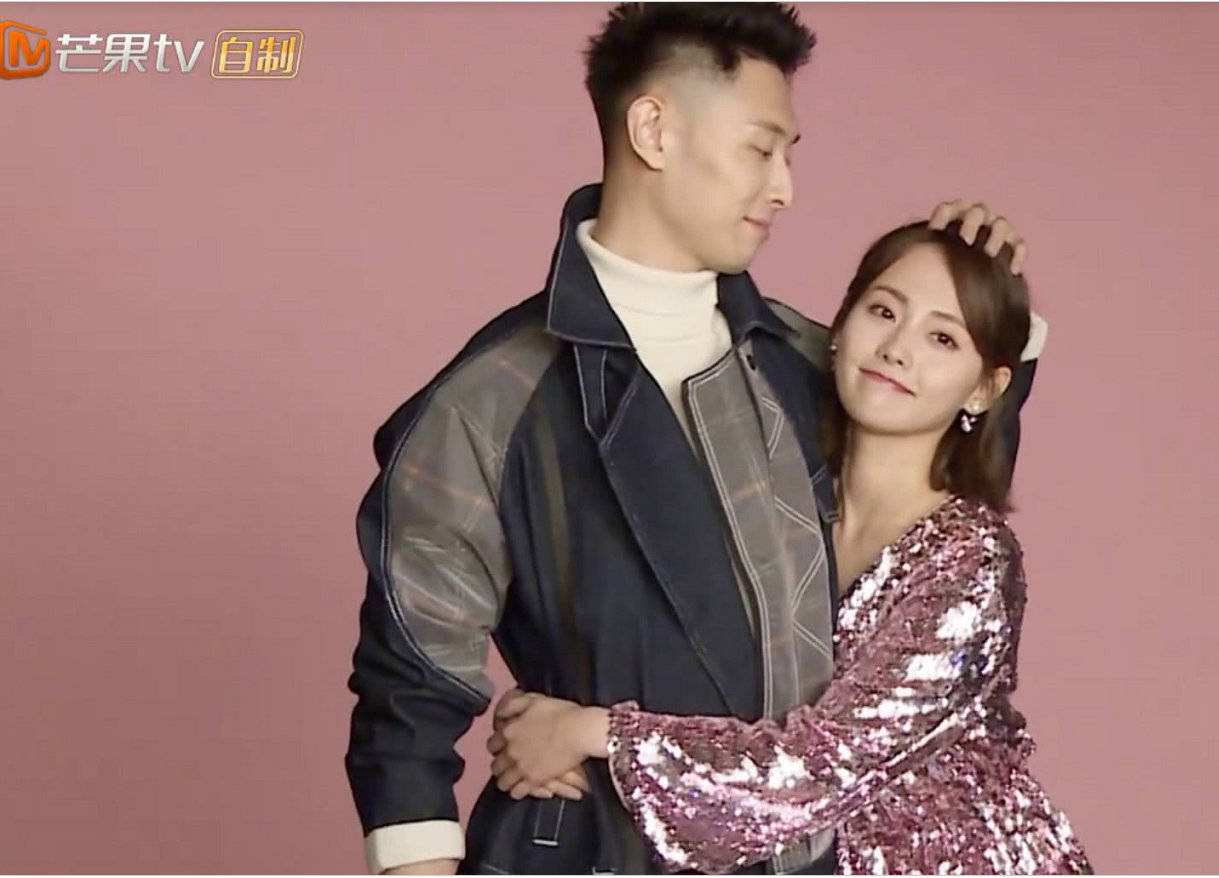 张嘉倪买超夫妻合体亲密照,买超和张嘉倪妻子的浪漫旅行采访