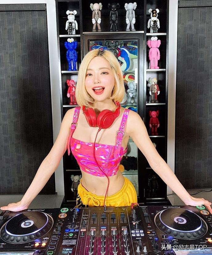 韩国DJSoda皮肤白到发光只是假象,胸和腋下都搽满美白防晒