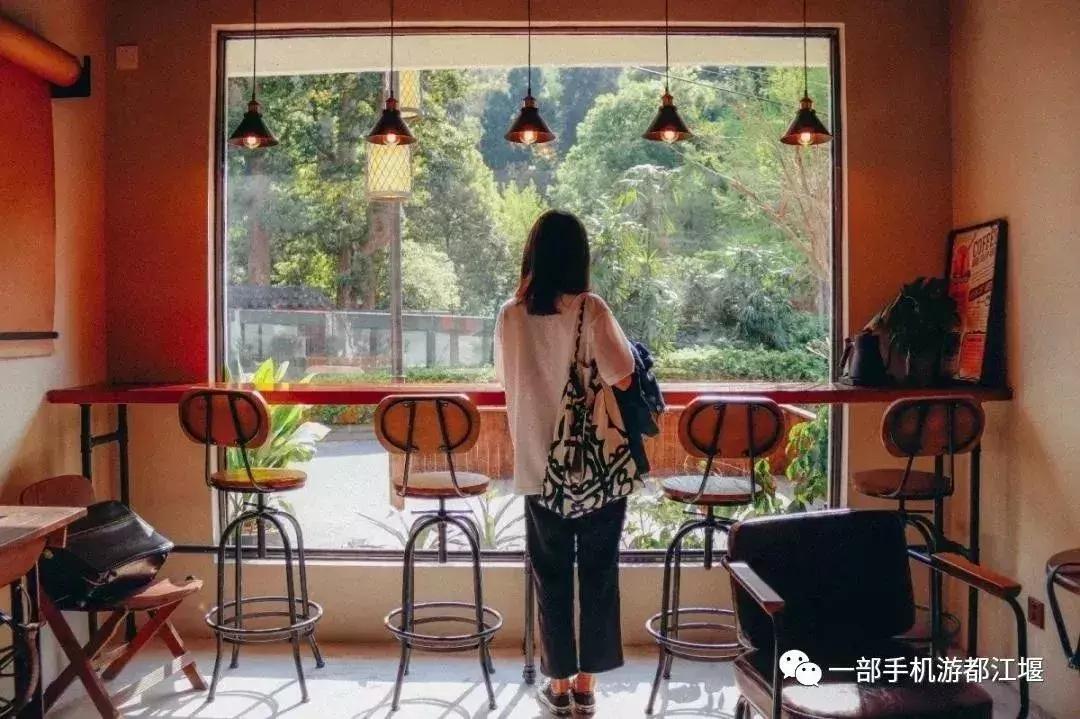 拒绝“人从众”！这个国庆必须到都江堰耍个“懒”，老街茶房、泥塑木作、古园书屋，快来享受你的小闲趣~