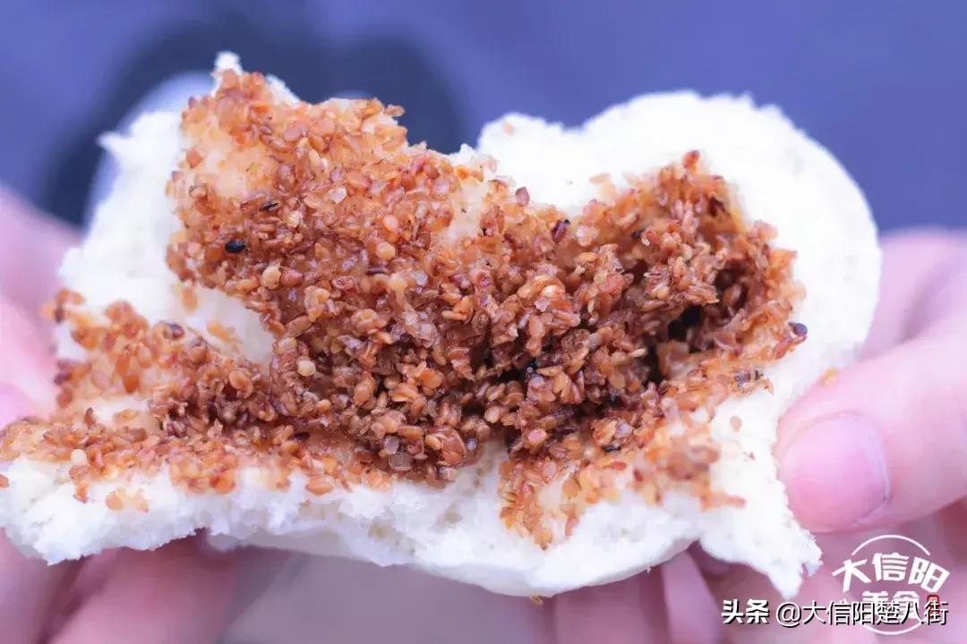 探店:信阳这家十年无名包子铺,据说排队到腿软也要吃?