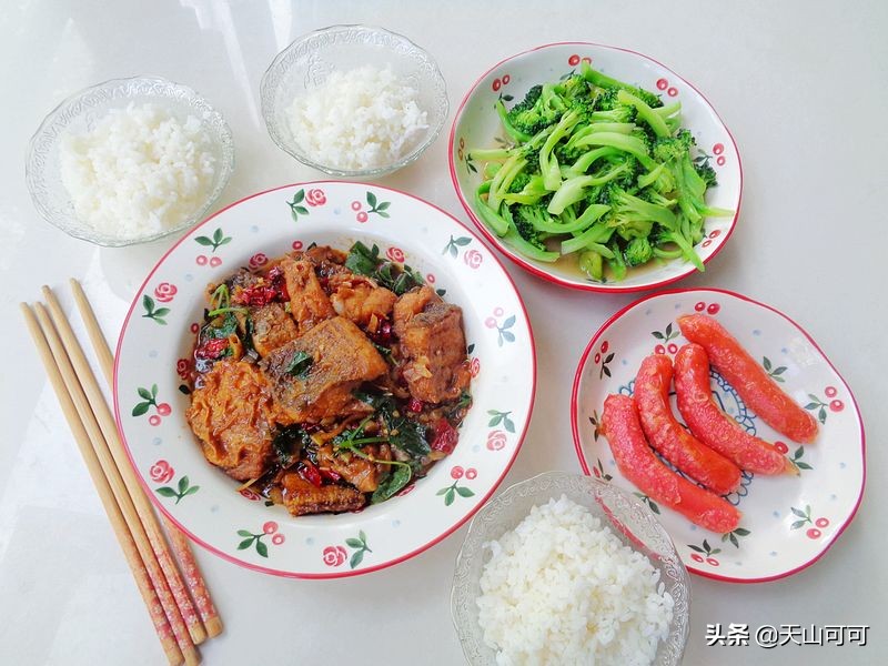 防秋燥周末三餐，凉皮配酱烧鱼，在家做，就是吃得舒服又省钱