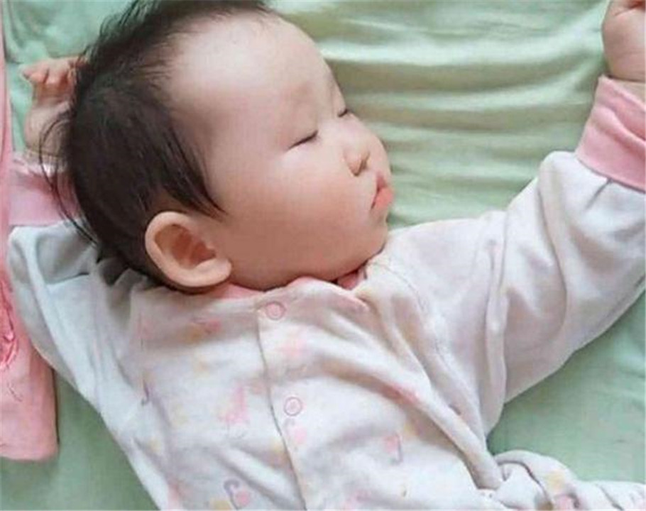宝宝睡着了有惊跳反应,萌娃一字马睡姿走红