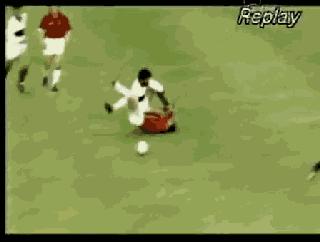 支点中锋踢前腰,足球支点中锋的位置和打法