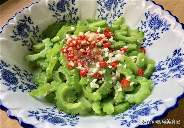 凉拌苦瓜最好吃的做法简单,苦瓜怎么凉拌不发苦