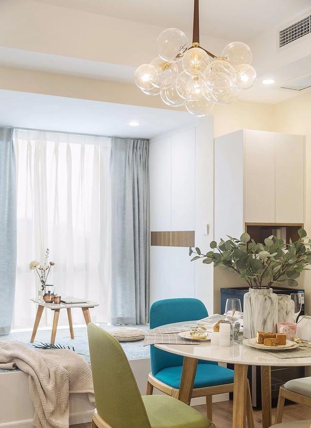 小次卧连着阳台砌墙做榻榻米,老破小阳台变卧室增加一间房