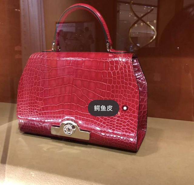 范冰冰首次现身高调穿着亮眼,范冰冰外出骑单车