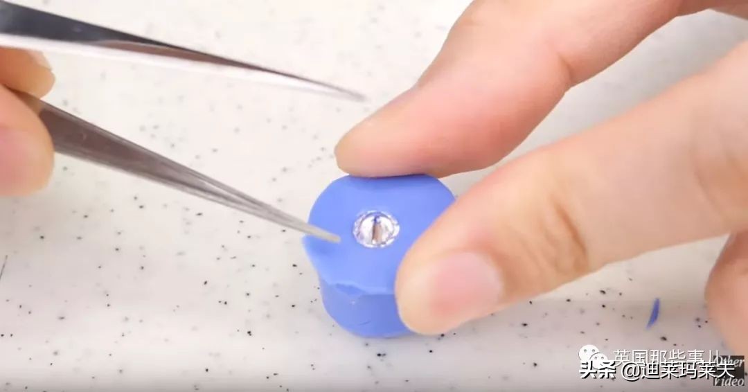 他用攒了一年的指甲，给女友做一个戒指？？这？