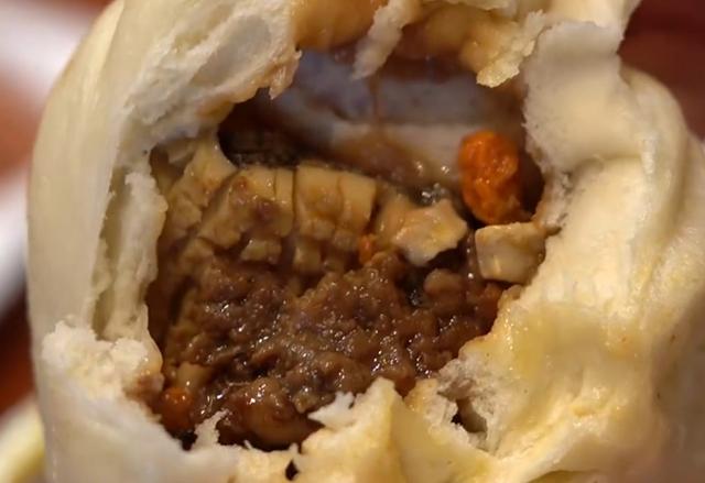 徐州第一的包子铺，一个包子卖88元，食客挤爆大厅，不预定吃不上