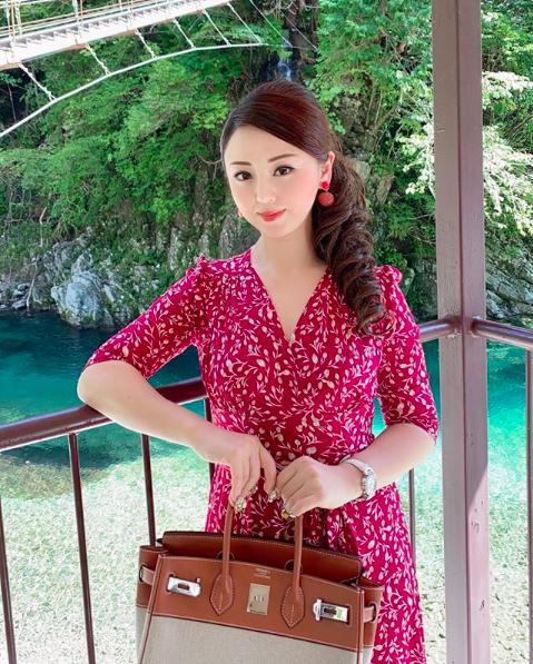 日本微商炫富，年花64万租酒店放包包：有钱人生活就这么朴实无华