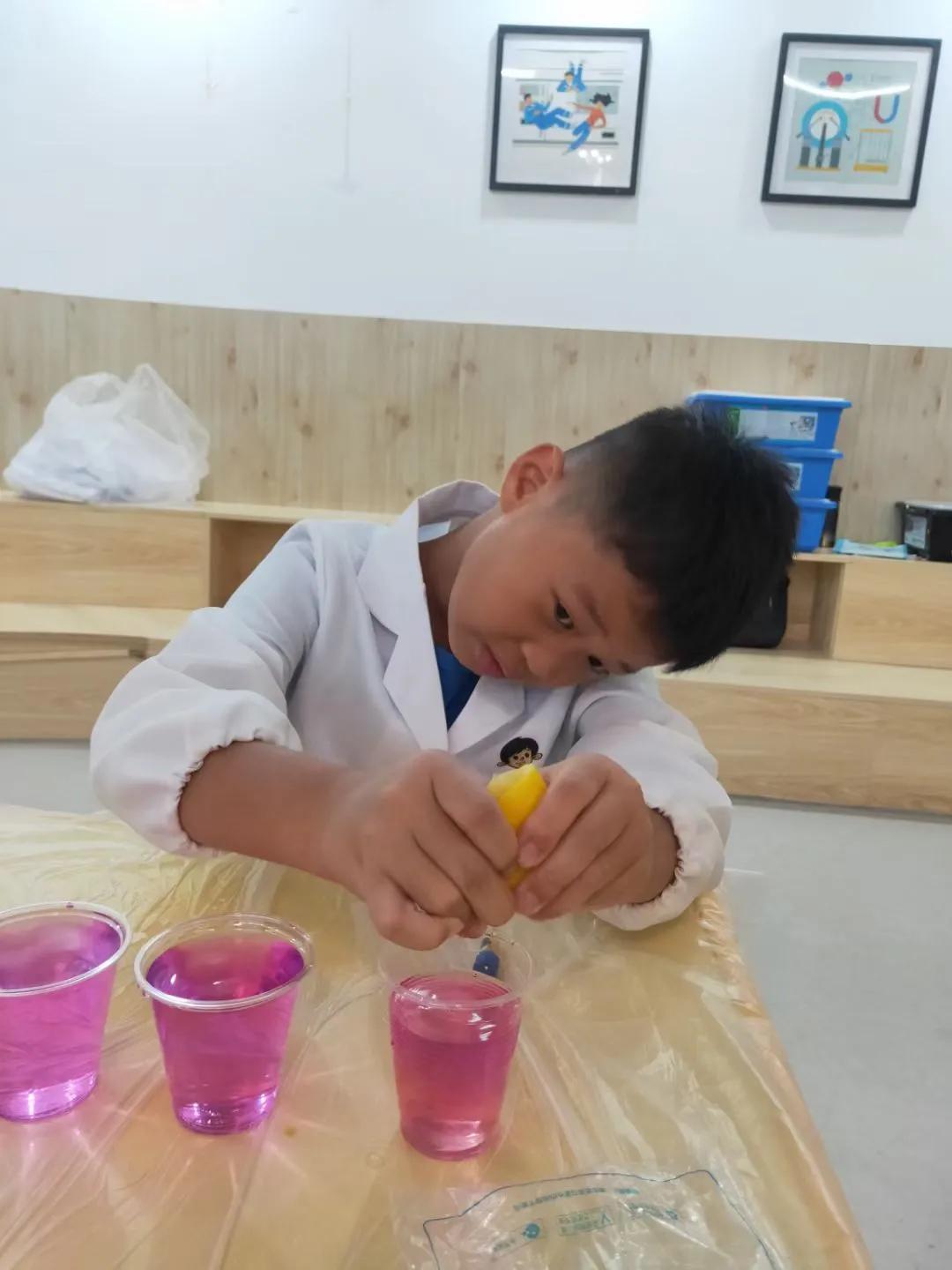 维生素C能使有色溶液还原成透明？这是为什么？